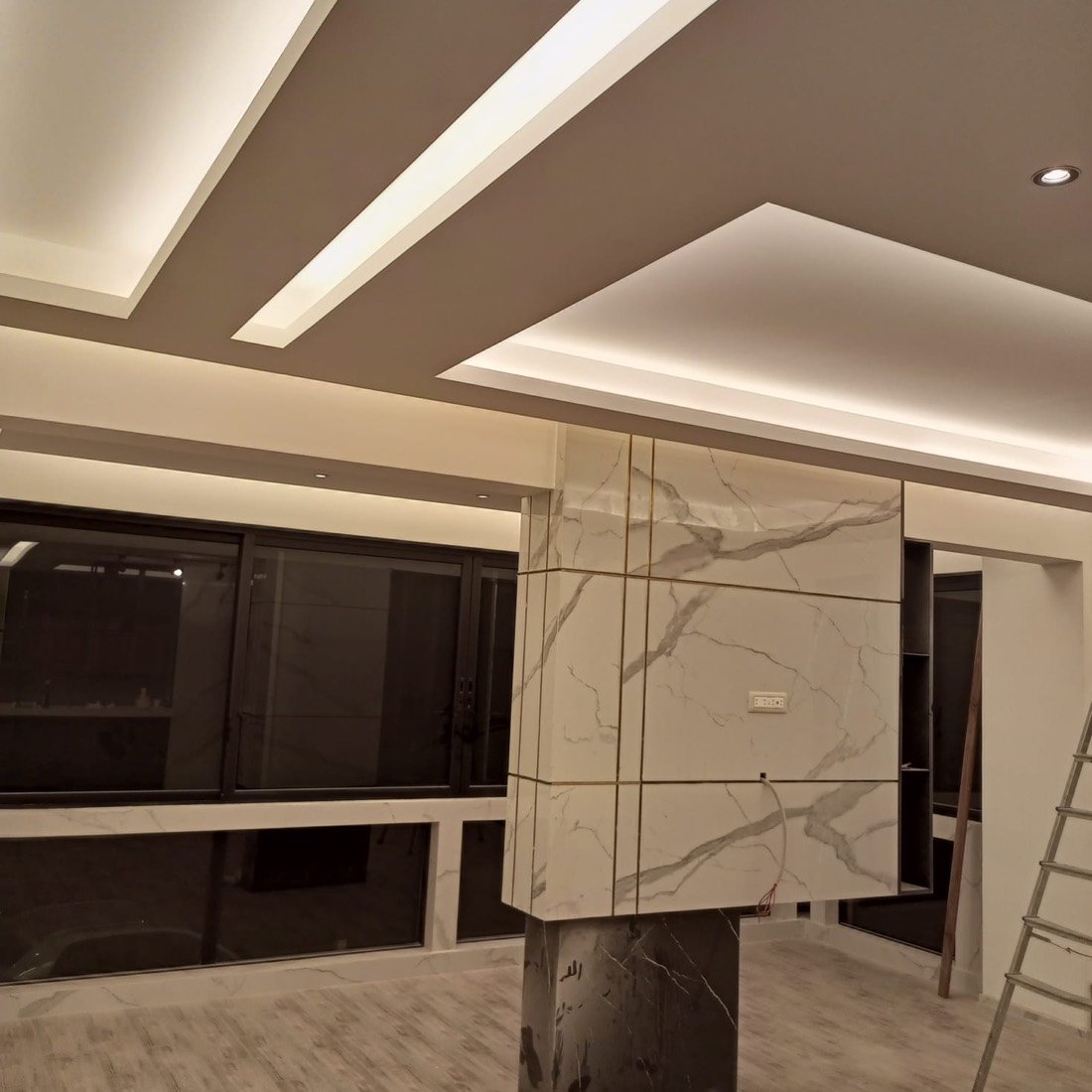Wandgestaltung mit Marmor und Beleuchtung